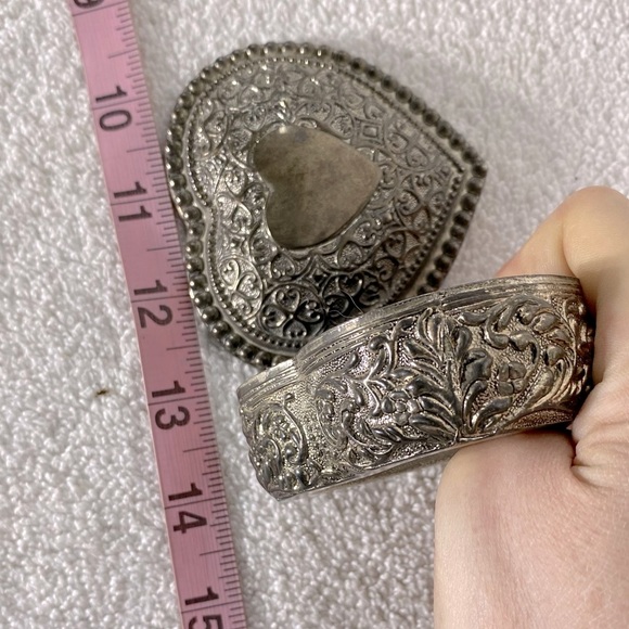 Vintage Silver Plated Zinc Heart Shaped Blue Velour Lined Trinket Box - Picture 4 of 13